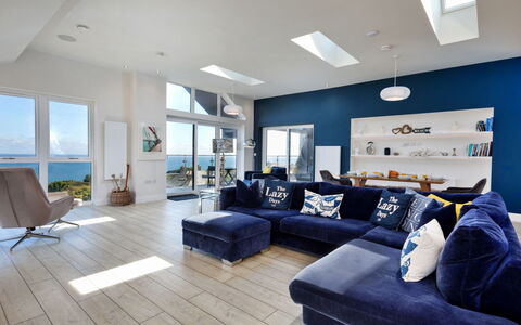 The Penthouse, Scarborough: Meubilair, Bankstel, Woonkamer, Flooring, Interieur Ontwerp, Verdieping, Plafond, Kamer, Appartement