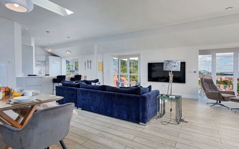 The Penthouse, Scarborough: Meubilair, Flooring, Interieur Ontwerp, Verdieping, Bankstel, Hout, Plafond, Houten Vloer, Woonkamer, Huis