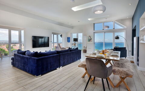 The Penthouse, Scarborough: Meubilair, Interieur Ontwerp, Flooring, Bankstel, Plafond, Verdieping, Tafel, Woonkamer, Kamer
