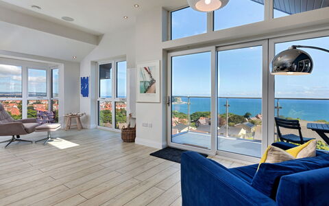 The Penthouse, Scarborough: Meubilair, Flooring, Verdieping, Interieur Ontwerp, Houten Vloer, Plafond, Tafel, Stoel, Zee, Toevlucht