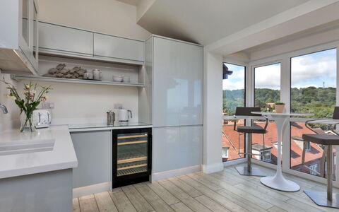 The Penthouse, Scarborough: Toestel Van De Keuken, Keuken, Meubilair, Interieur Ontwerp, Countertop, Flooring, Major Appliance, Cabinetry, Muur, Verdieping