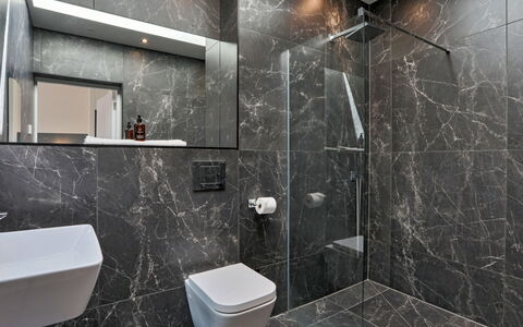 The Penthouse, Scarborough: Flooring, Verdieping, Loodgieterswerkinrichting, Interieur Ontwerp, Tegel, Loodgieter, Plafond, Badkamer, Kraan