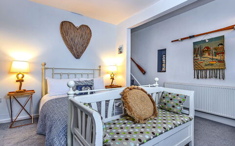 No.3 Sandside: Meubilair, Bed, Interieur Ontwerp, Slaapkamer, Muur, Bedding, Kamer, Plafond, Hout, Verdieping