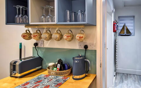 No.3 Sandside: Toestel Van De Keuken, Keuken, Interieur Ontwerp, Stellingen, Meubilair, Plank, Small Appliance, Verlichting, Kamer, Huishoudapparatuur