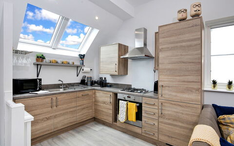 Captains Retreat, Whitby: Keuken, Countertop, Cabinetry, Toestel Van De Keuken, Meubilair, Major Appliance, Hout, Flooring, Huishoudapparatuur, Interieur Ontwerp