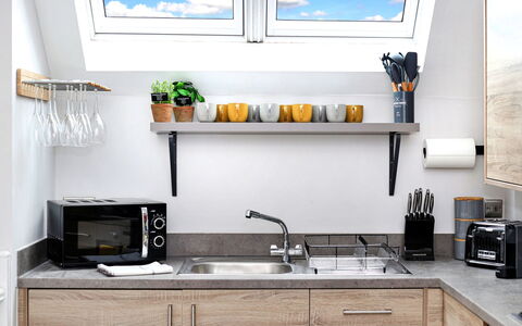 Captains Retreat, Whitby: Keuken, Countertop, Toestel Van De Keuken, Meubilair, Huishoudapparatuur, Interieur Ontwerp, Cabinetry, Gootsteen, Major Appliance, Loodgieterswerkinrichting
