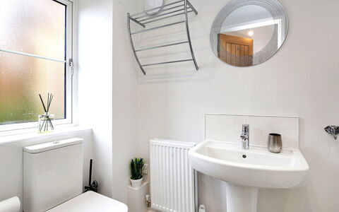 Captains Retreat, Whitby: Interieur Ontwerp, Muur, Badkamer, Loodgieterswerkinrichting, Flooring, Verdieping, Wastafel, Wastafel In De Badkamer, Kraan, Toilet
