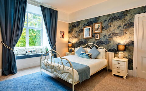 The Old Storehouse: Meubilair, Bed, Interieur Ontwerp, Slaapkamer, Bedding, Muur, Flooring, Laken, Verdieping, Kamer