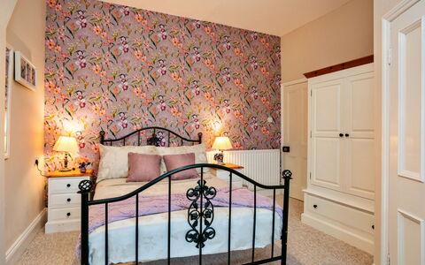 The Old Storehouse: Meubilair, Interieur Ontwerp, Muur, Slaapkamer, Textiel, Bed, Roze, Verlichting, Kamer, Flooring