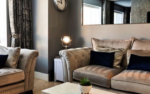 South Beach House: Meubilair, Interieur Ontwerp, Woonkamer, Textiel, Bankstel, Huis, Flooring, Kussen Gooien, Verdieping, Verlichting