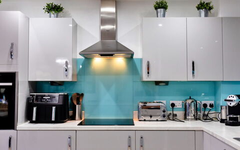 South Beach House: Toestel Van De Keuken, Keuken, Countertop, Major Appliance, Interieur Ontwerp, Cabinetry, Huishoudapparatuur, Meubilair, Flooring, Fornuis