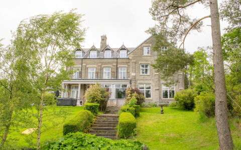 Evergreen Manor: Struik, Huis, Woongebied, Huis, Landgoed, Herenhuis, Tuin, Groundcover, Schuifraam, Gazon