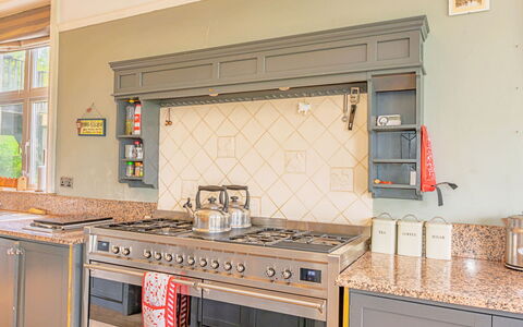 Evergreen Manor: Keuken, Hout, Major Appliance, Interieur Ontwerp, Toestel Van De Keuken, Fornuis, Countertop, Cabinetry, Flooring, Gasfornuis