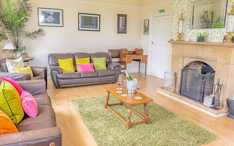 Evergreen Manor: Meubilair, Interieur Ontwerp, Flooring, Verdieping, Muur, Bankstel, Hout, Kamer, Woonkamer, Textiel