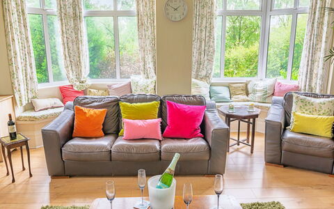 Evergreen Manor: Meubilair, Interieur Ontwerp, Bankstel, Flooring, Verdieping, Kamer, Woonkamer, Textiel, Verlichting, Huis