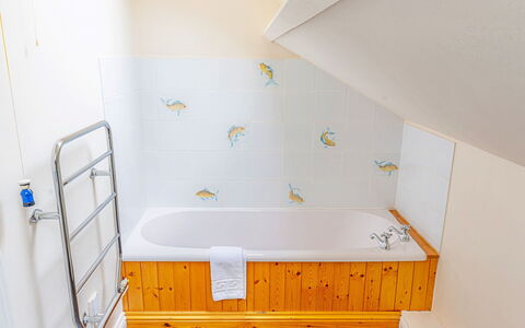 Evergreen Manor: Loodgieterswerkinrichting, Bad, Flooring, Badkamer, Interieur Ontwerp, Verdieping, Loodgieter, Kraan, Tegel