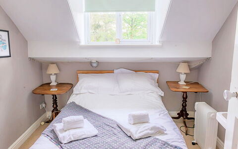 Evergreen Manor: Meubilair, Bed, Slaapkamer, Interieur Ontwerp, Bedding, Laken, Verdieping, Hout, Linens, Kamer