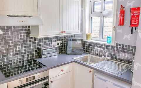 Evergreen Manor: Keuken, Toestel Van De Keuken, Countertop, Major Appliance, Interieur Ontwerp, Wastafel, Loodgieterswerkinrichting, Flooring, Cabinetry, Gootsteen