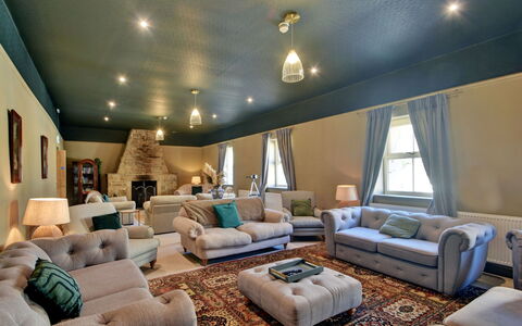 Blackton Farmhouse: Meubilair, Interieur Ontwerp, Bankstel, Flooring, Verdieping, Plafond, Kamer, Verlichting, Woonkamer, Lichte Inrichting