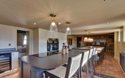Blackton Farmhouse: Meubilair, Interieur Ontwerp, Keuken, Flooring, Countertop, Lichte Inrichting, Hout, Plafond, Cabinetry, Verdieping