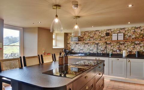 Blackton Farmhouse: Interieur Ontwerp, Keuken, Countertop, Lichte Inrichting, Cabinetry, Meubilair, Flooring, Plafond, Hout, Verlichting
