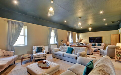 Blackton Farmhouse: Meubilair, Interieur Ontwerp, Flooring, Verdieping, Bankstel, Plafond, Kamer, Verlichting, Woonkamer, Lichte Inrichting