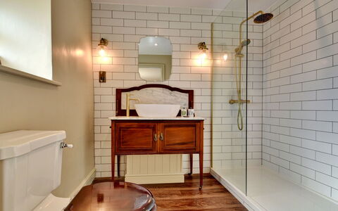 Blackton Farmhouse: Badkamer, Interieur Ontwerp, Loodgieterswerkinrichting, Muur, Flooring, Verdieping, Lichte Inrichting, Kraan, Toilet, Verlichting