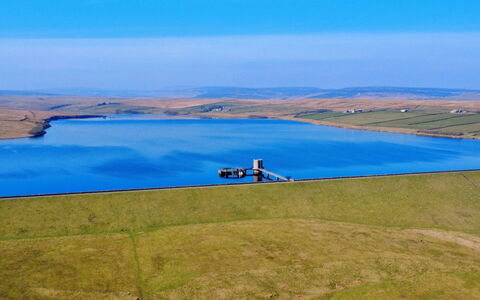 Blackton Farmhouse: Blauw, Water, Horizon, Ecoregio, Plain, Reservoir, Veld, Steppe, Loch