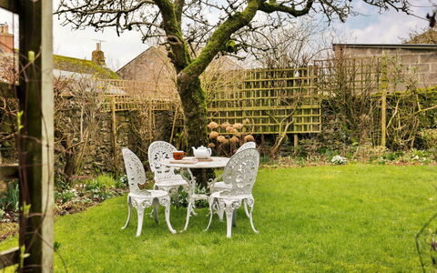 Vine Barn: Meubilair, Tuin, Buitenmeubels, Stoel, Buitentafel, Backyard, Gazon, Werf, Landscaping, Schaduw