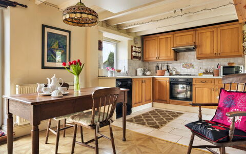 Vine Barn: Meubilair, Interieur Ontwerp, Flooring, Cabinetry, Verdieping, Keuken, Hout, Stoel, Kamer, Plafond
