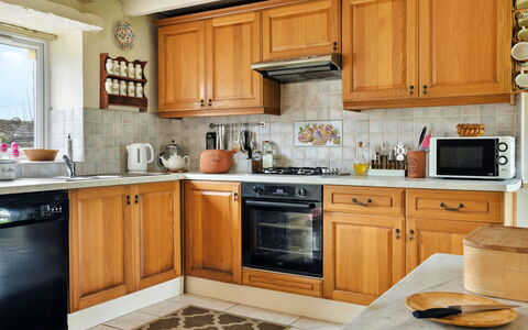 Vine Barn: Toestel Van De Keuken, Keuken, Countertop, Cabinetry, Major Appliance, Meubilair, Interieur Ontwerp, Hout, Huishoudapparatuur, Kast