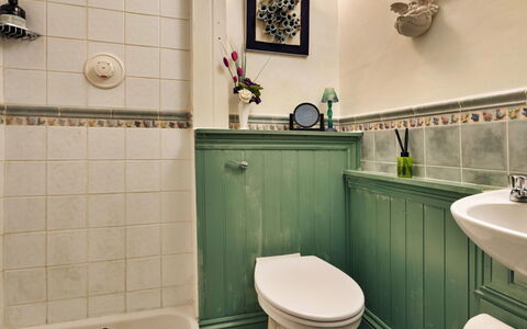 Vine Barn: Badkamer, Loodgieterswerkinrichting, Wc Bril, Interieur Ontwerp, Flooring, Kraan, Wastafel In De Badkamer, Toilet, Loodgieter, Verdieping