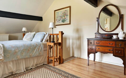 Vine Barn: Meubilair, Interieur Ontwerp, Bed, Slaapkamer, Flooring, Hout, Verdieping, Lade, Plafond, Kamer