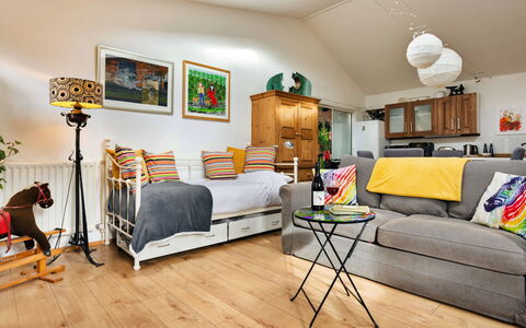 Vine Barn Studio: Meubilair, Interieur Ontwerp, Flooring, Houten Vloer, Verdieping, Bankstel, Muur, Hout, Kamer, Woonkamer