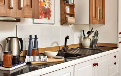 Vine Barn Studio: Keuken, Tableware, Toestel Van De Keuken, Countertop, Meubilair, Huishoudapparatuur, Cabinetry, Fles, Voedsel