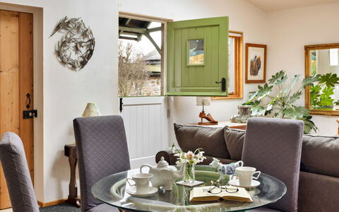 Vine Barn Studio: Meubilair, Interieur Ontwerp, Flooring, Tafel, Hout, Verlichting, Kamer, Woonkamer, Fotolijst, Stoel