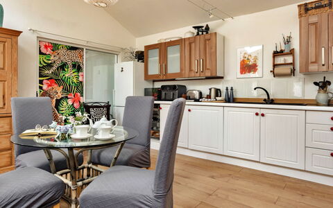 Vine Barn Studio: Meubilair, Interieur Ontwerp, Flooring, Keuken, Cabinetry, Toestel Van De Keuken, Hout, Kamer, Countertop, Verdieping