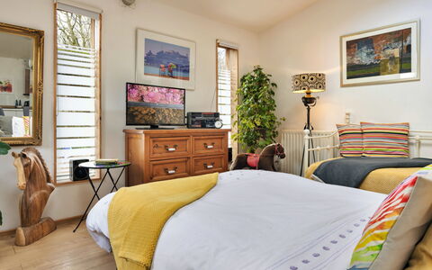 Vine Barn Studio: Meubilair, Bed, Interieur Ontwerp, Bedding, Slaapkamer, Laken, Muur, Flooring, Verdieping, Kamer