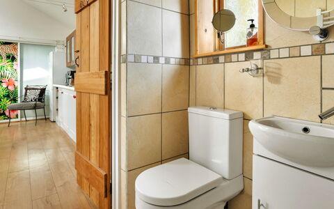 Vine Barn Studio: Wc Bril, Loodgieterswerkinrichting, Flooring, Toilet, Badkamer, Interieur Ontwerp, Verdieping, Wastafel, Kraan, Loodgieter