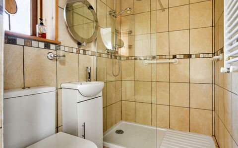 Vine Barn Studio: Loodgieterswerkinrichting, Badkamer, Flooring, Verdieping, Interieur Ontwerp, Toilet, Loodgieter, Wastafel, Kraan, Douche