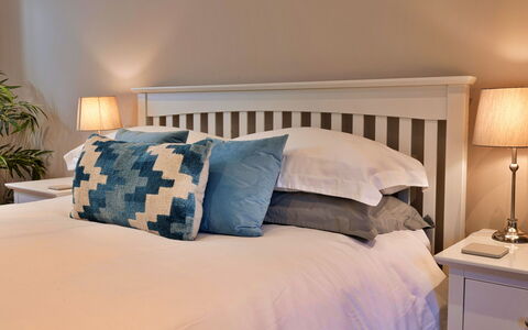 The Asparagus Shed: Bed, Slaapkamer, Bedding, Laken, Linens, Meubilair, Kussen Gooien, Bed Frame, Hoofdkussen, Interieur Ontwerp