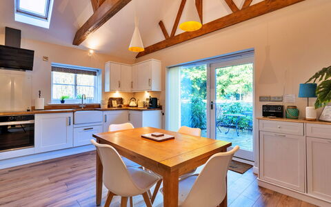 The Asparagus Shed: Meubilair, Interieur Ontwerp, Flooring, Hout, Plafond, Keuken En Eettafel, Verdieping, Verlichting, Keuken, Tafel
