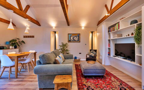 The Asparagus Shed: Meubilair, Interieur Ontwerp, Flooring, Muur, Verdieping, Bankstel, Hout, Plafond, Kamer, Woonkamer