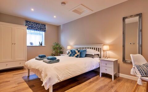 The Asparagus Shed: Bed, Meubilair, Bedding, Interieur Ontwerp, Slaapkamer, Laken, Verdieping, Flooring, Hout, Plafond