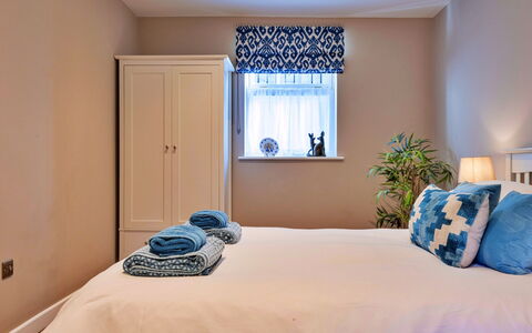 The Asparagus Shed: Meubilair, Bed, Interieur Ontwerp, Slaapkamer, Bedding, Muur, Laken, Kamer, Verdieping, Hout