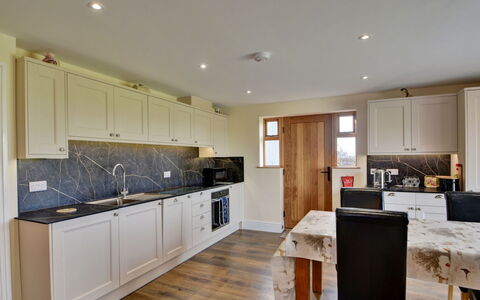 The Owls Rest: Meubilair, Interieur Ontwerp, Hout, Plafond, Flooring, Cabinetry, Keuken, Countertop, Kamer, Verlichting
