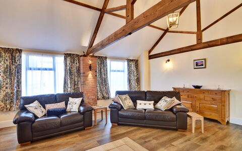 The Owls Rest: Hout, Meubilair, Huis, Plafond, Hardwood, Woonkamer, Daylighting, Bankstel, Houten Vloer