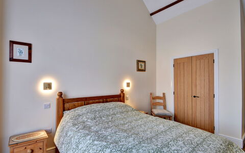 The Owls Rest: Bed, Meubilair, Slaapkamer, Muur, Interieur Ontwerp, Hout, Plafond, Verdieping, Bedding, Flooring