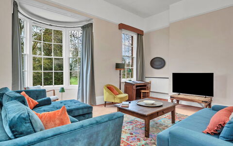 Clavering Hall: Meubilair, Interieur Ontwerp, Flooring, Verdieping, Bankstel, Plafond, Woonkamer, Kamer, Verlichting, Huis