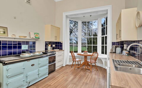 Clavering Hall: Interieur Ontwerp, Flooring, Keuken, Hout, Meubilair, Verdieping, Countertop, Cabinetry, Toestel Van De Keuken, Major Appliance